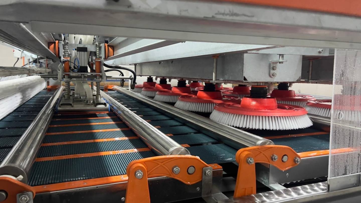 Burhaniye halı yıkama firması 15 fırçalı tam otomatik makine